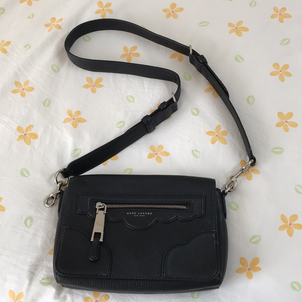 Marc Jacobs crossbody black pebbled leather bag scallop shaped accents Big zippe - Picture 5 of 16